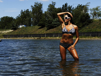Bódi Sylvi topless pihent egy wakeboardedzés után