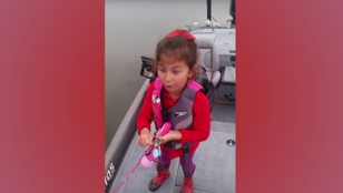 Übercukiság: A Barbie-horgászbottal bazinagy halat fogó kislány
