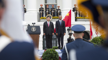 Obamáék befedték a Fehér Ház ablakait, hogy a náluk vacsorázó kínai elnök ne lássa a tüntetőket
