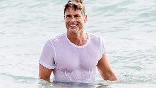 Így néz ki az 51 éves Rob Lowe vizes pólóban a tengerben