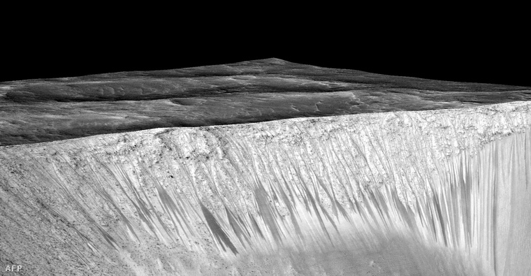 A kráter oldalán látható sötét vonalak is víz munkájára utalnak a NASA most megjelent tanulmánya szerint.