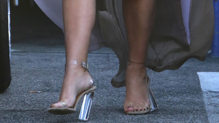 Összeomlott az üvegcipő Kim Kardashian súlya alatt