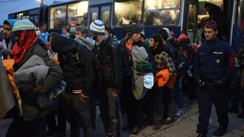Sietnek a menekültek, hogy átcsússzanak a határzár előtt