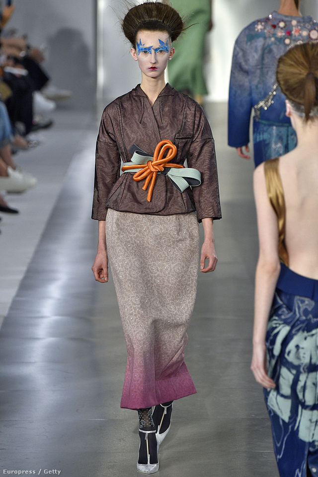 John Galliano karrierje kezdete óta előszeretettel merít ihletet a gésák öltözködési szokásaiból.