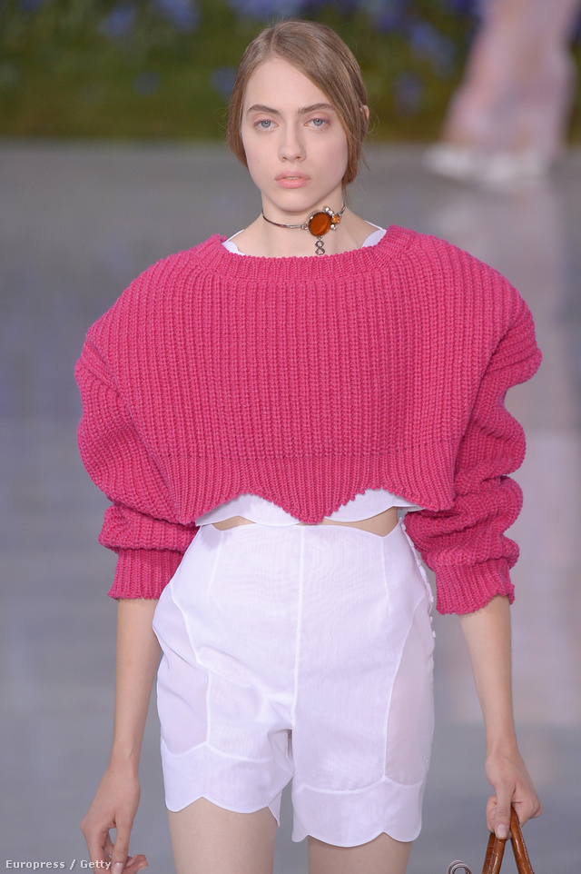 Ez az alsónadrágra emlékeztető rövidnadrág és a bordázott pulóver az egyik kedvencünk a Dior kollekciójából.