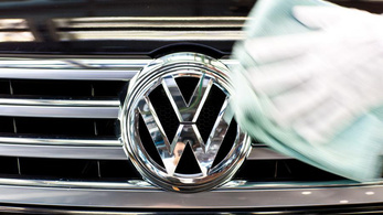 Durva spórolásba kezd a Volkswagen