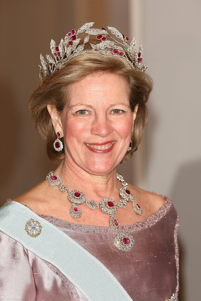 Anna-Mária görög királyné egy gyémánttal és rubinnal díszített tiarában ünnepelte meg XVI. Károly Gusztáv 60.születésnapját Stockholmban.
                        
                        