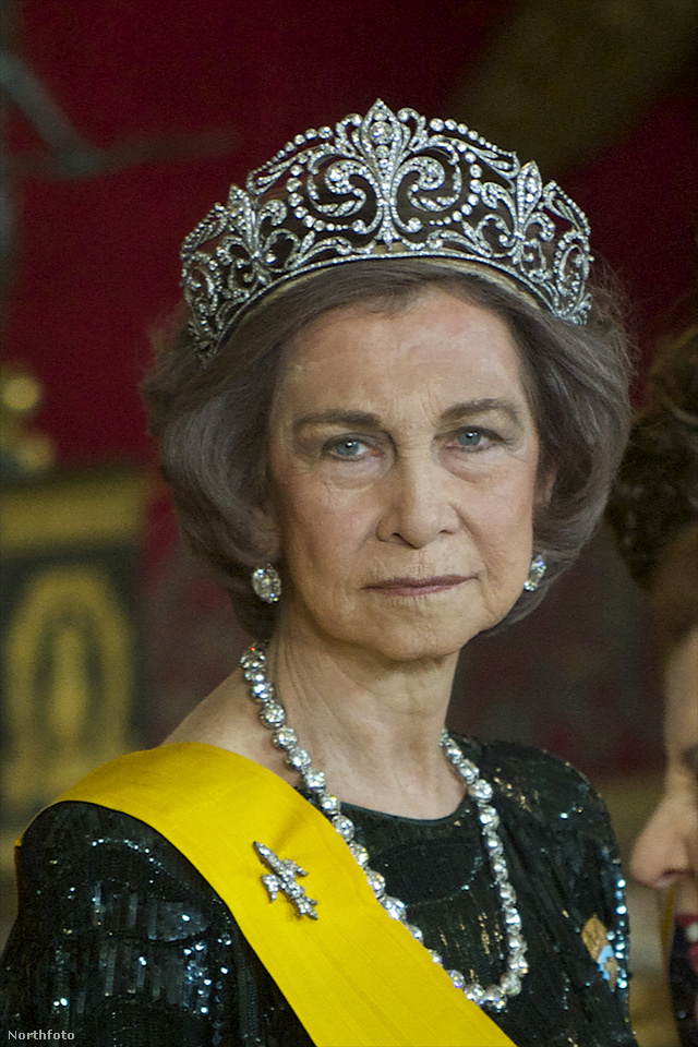 Zsófia spanyol királyné 2014-ben viselte a látványos fejdíszt, mikor találkozott Mexikó elnökével, Enrique Pena Nietóval.
                        