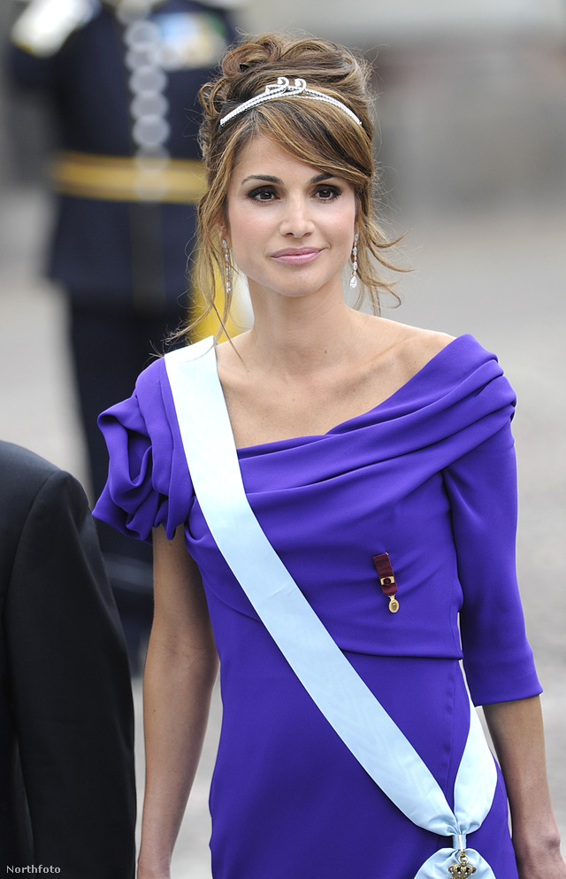 Ránija jordán királyné tökéletesen belőtt frizurával és vékony koronával érkezett a svéd királyi esküvőre 2010 júniusában.
                        