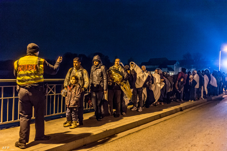 Menekültek várakoznak az osztrák-német határ mellett 2015. október 25-én.