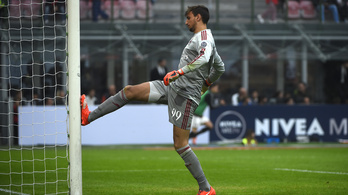 Neueresen szívat, de védeni még nem tud a Milan 16 évese