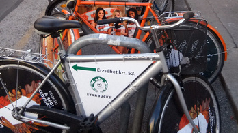 Még a Starbucks is leláncolt biciklin hirdet