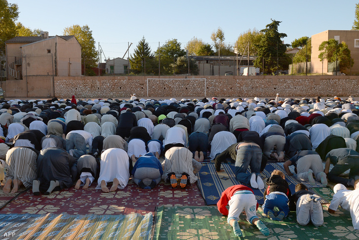 Francia muszlimok imádkoznak egy stadionban Marseilleben 2015. szeptember 24-én.