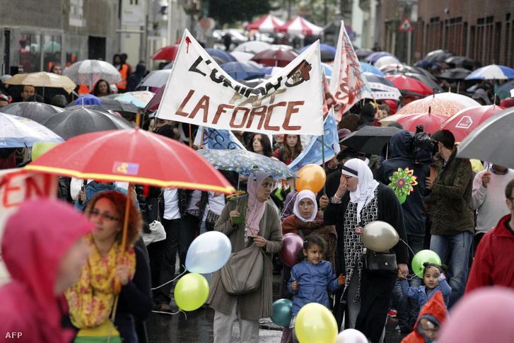 A mulitkultúra mellett szimpatizáló tömeg Brüsszel Molenbeek kerületében 2012. június 24-én.