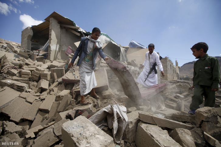People salvage furniture from the rubble of a house destroyed by a Saudi-Szaudi bombázás nyoma Jemen fővárosában, 2015. november 7-én.