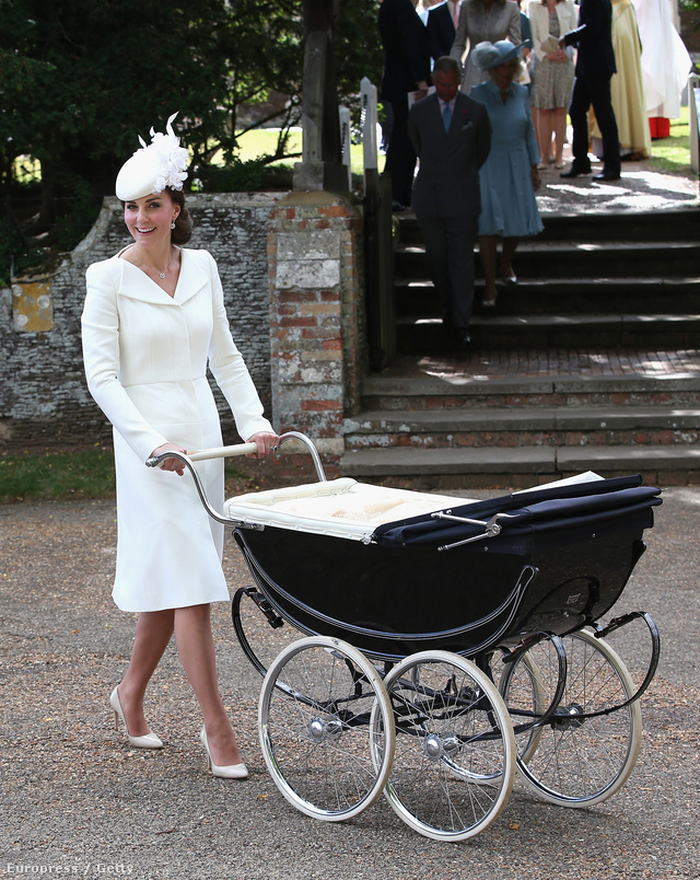 2015 július elején tartották Charlotte hercegnő keresztelőjét a Sandringhami Mária Magdaléna templomban. Katalin hercegné, akárcsak két évvel ezelőtt György herceg keresztelőjekor, ezúttal is az egyik kedvenc brit divatházától, Alexander McQueentől választott ruhát az eseményre.
                        