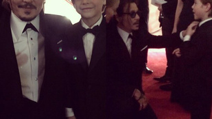 Johnny Deppnek van egy új legjobb barátja, titkos kézfogásuk is van