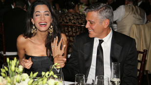 Amal Clooney nem viseli többé a gyűrűjét munka közben