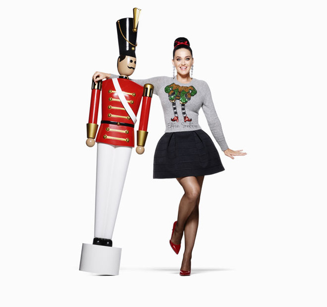 A svéd H&M a világ egyik legjobban fizetett popsztárjával, Katy Perryvel próbál túladni a karácsonyi kollekcióján.
                        
