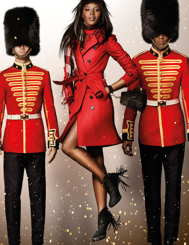 A Burberry ünnepi kampányképe kicsit a H&M Katy Perry-s kampányára emlékeztet minket. A brit luxusmárka egyébként Naomi Campbellel reklámoz a szezonban.