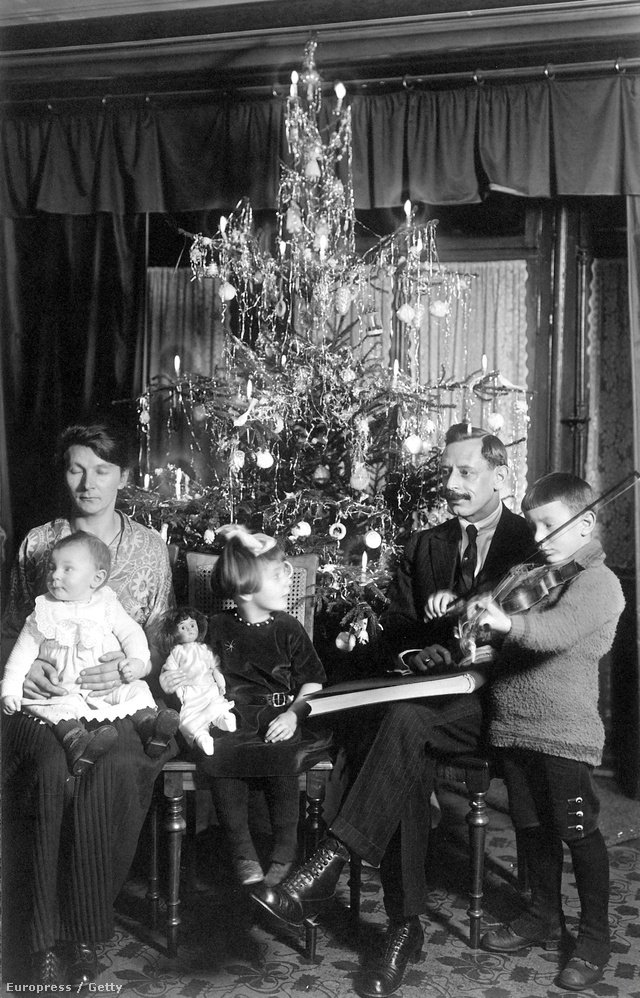 Karácsonyozó német család 1921-ben.