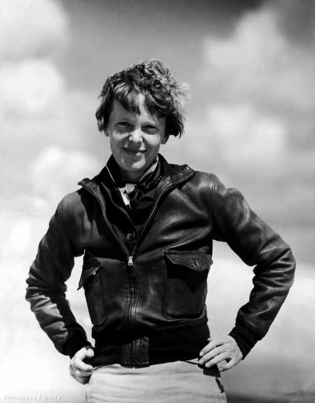 A cipzáras, zsebes bőrdzsekit és a szélfútta rövid hajat az egyik első női pilóta, Amelia Earhart hozta divatba a harmincas évek elején.