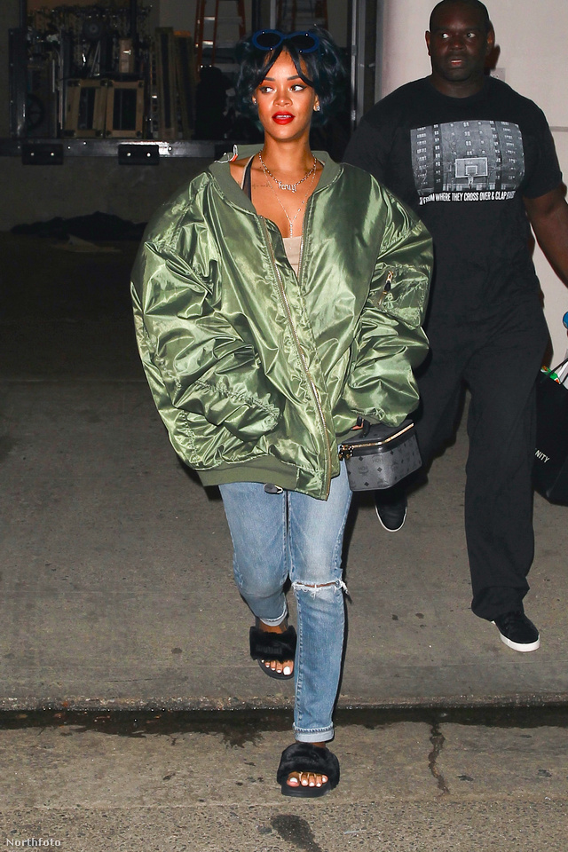 Rihanna szakad farmerrel és szőrmével bevont papuccsal vette fel a túlméretezett bomberdzsekit Hollywoodban.
                        