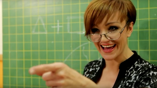 Szandi dögös tanárnőt alakít új klipjében