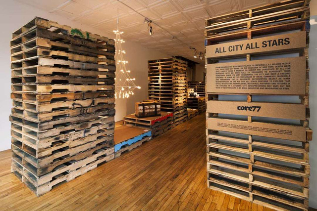 A Core77 szerkesztői, LinYee Yuan és Ray Hu a 2012-es New York-i design hétre időzítették Core77’ All City All Star névre keresztelt öt napos pop-up kiállításukat, melynek belső kialakítását Laurence Sarrazin, Mark Tieszen és Joe McGrath 300 darab raklapból és rétegelt furnér lemezből készítették el. 