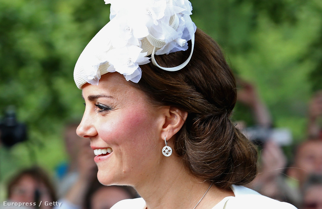 Katalin apró, gyémántokkal kirakott fehérarany fülbevalót viselt Charlotte hercegnő keresztelőjén 2015 júliusában, és talán nem is gondolná, de a visszafogott ékszernek komoly múltja van.