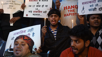 Hét férfit halálra ítéltek brutális nemi erőszak miatt Indiában