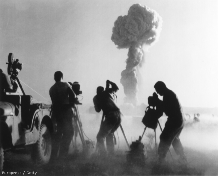 Atombomba tesztelése a Nevada sivatagban, 1957.