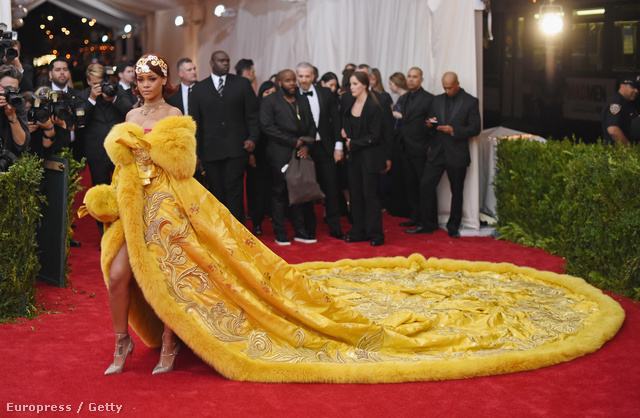 Imádták Rihanna sárga estélyi ruháját a mémgyárosok.