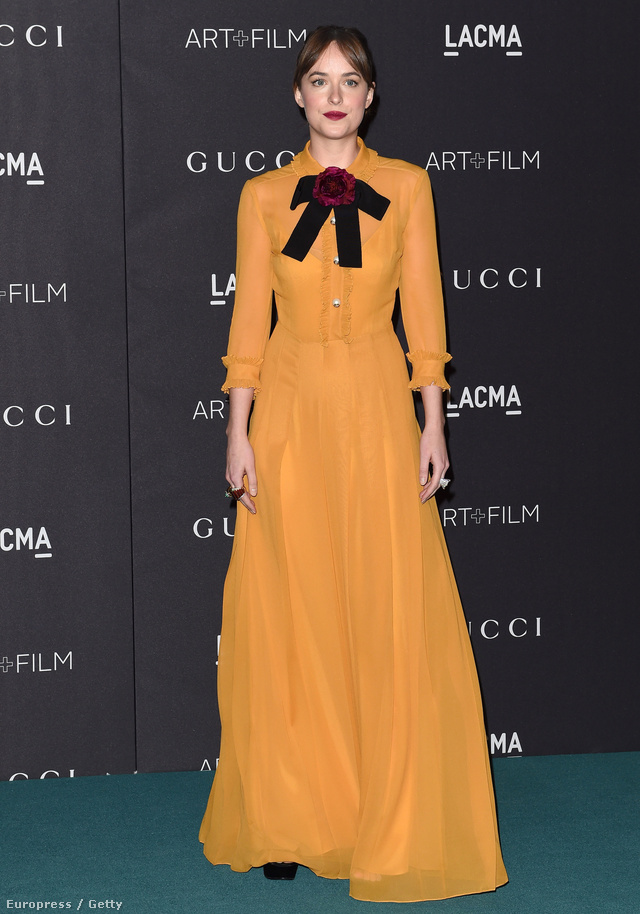 Dakota Johnson bordó masnival feldobott sárga Gucciban pózolt a 2015-ös LACMA gálán Los Angelesben.
                        
                        
