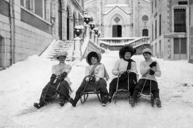 Vidám szánkózó nők az 1910-es években Franciaországban.
                        