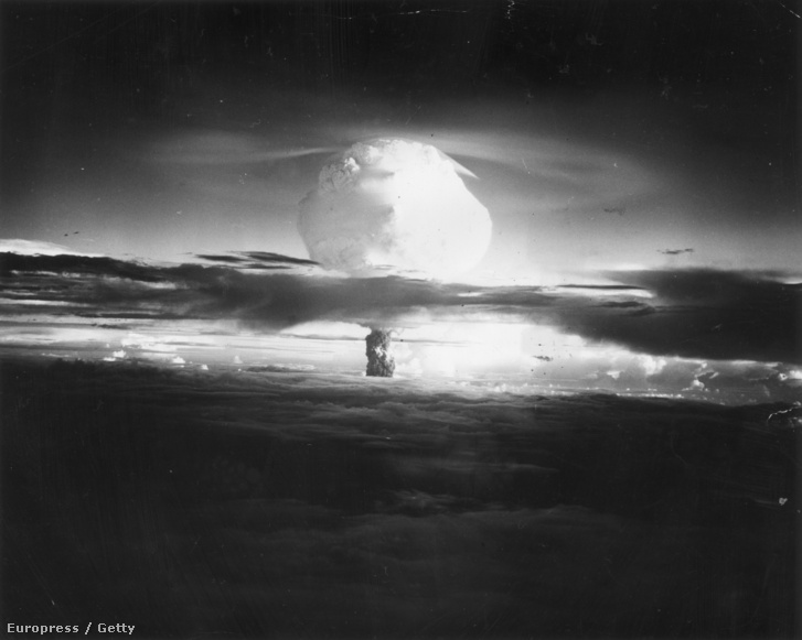 Az Egyesült Államok Atomenergiai Bizottságának csendes-óceáni kísérleti területén, a Marshall-szigeteken, 1952 őszén felrobbantott első, kísérleti hidrogénbomba gomba alakú felhője. A felvételt a detonáció színhelyétől mintegy 50 mérföld távolságból, kb. 4000 méteres magasságból készítették.