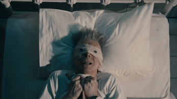 Bowie kórházi ágyon, bekötözött szemmel énekel utolsó videójában