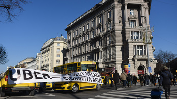 Pesten köröznek a tiltakozó taxisok