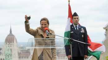 Hillary Clinton riválisát savazza a volt budapesti nagykövet