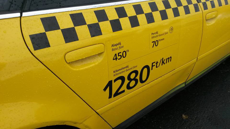 Hány taxishiéna bukott le egy év alatt?