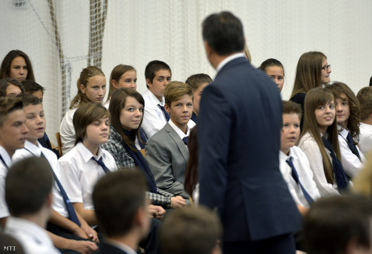 Orbán Viktor miniszterelnök a diákok között a törökbálinti Bálint Márton Iskola új épületének avatóünnepségén 2013. szeptember 2-án.