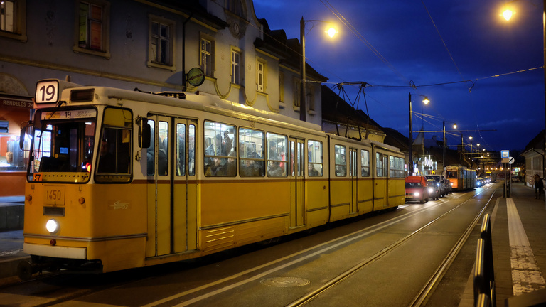 Cipőkanállal rakták be a Bécsi útra a fonódó villamost
