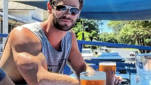 Chris Hemsworth bicepszével nem lehet viccelni. Ja, de!
