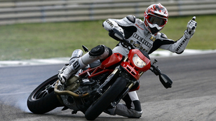 Lefelé fejleszt a Ducati: jön a 796-os