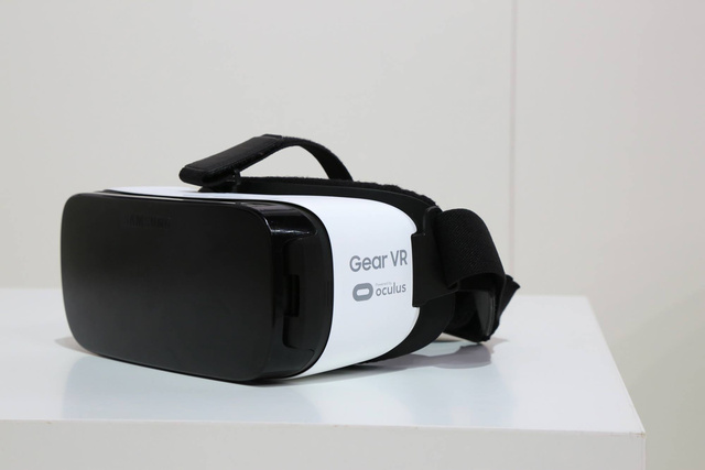 Ez már a jövő és a Gear VR. Egy ilyen és hozzá egy egy fülhallgató és máris kiszakad a valóságból és átlép egy másikba. 