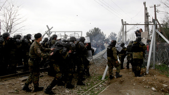 Ledöntötték a kaput a menekültek a macedón határon
