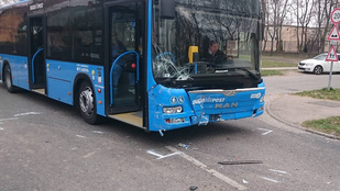 Megint rommá törtek egy BKV buszt