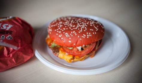 Villámteszt: Piros hamburgerrel sokkolt minket a Burger King!
