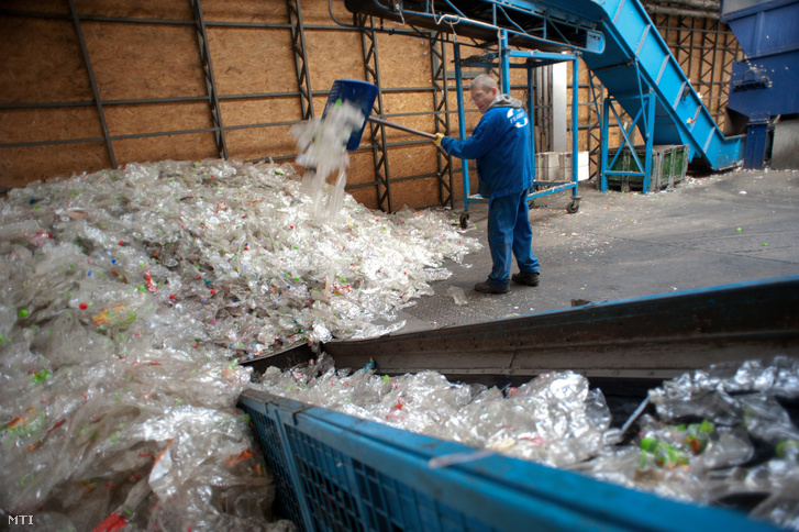 PET-palackok feldolgozása egy budapesti szelektív hulladék feldolgozó üzemben