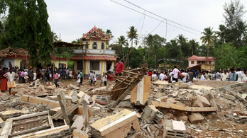 Indiai templomtűz: 112 halott, 500 sérült